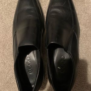 Men’s almost new Ecco loafer. Size 9.5